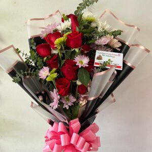 RAMILLETE SURTIDO 10 ROSAS SURTIDAS CON MARGARITAS