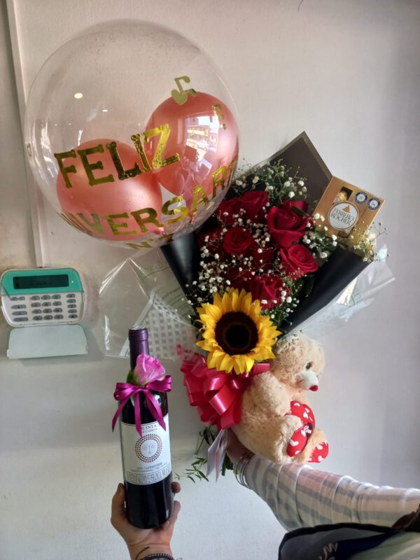 RAMILLETE CELEBRACION ESPECIAL10 ROSAS UN GIRASOL UN PELUCHE Y VINO 